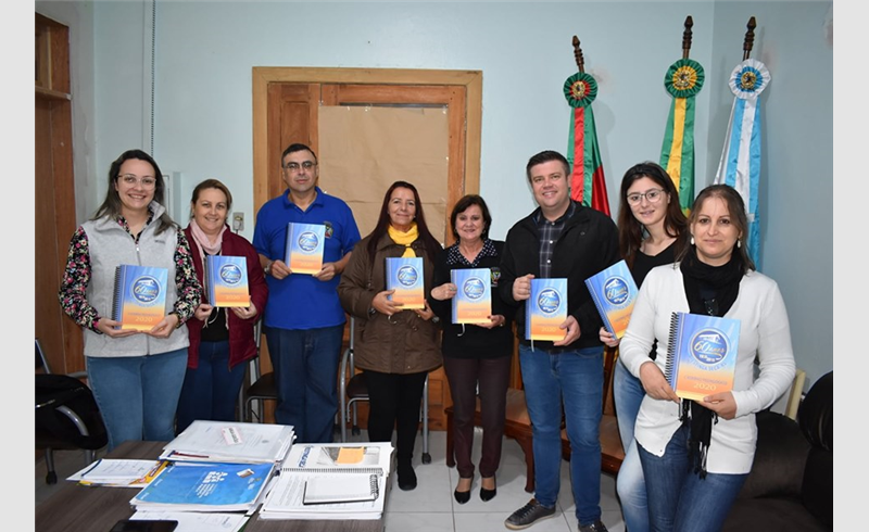 Secretaria de Educação Entrega Caderno Personalizado Comemorativo aos 60 Anos de Restinga Sêca