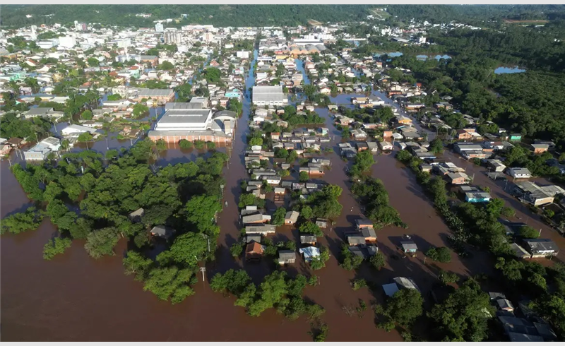 Nível do Guaíba supera cota de inundação e prefeitura fecha comportas