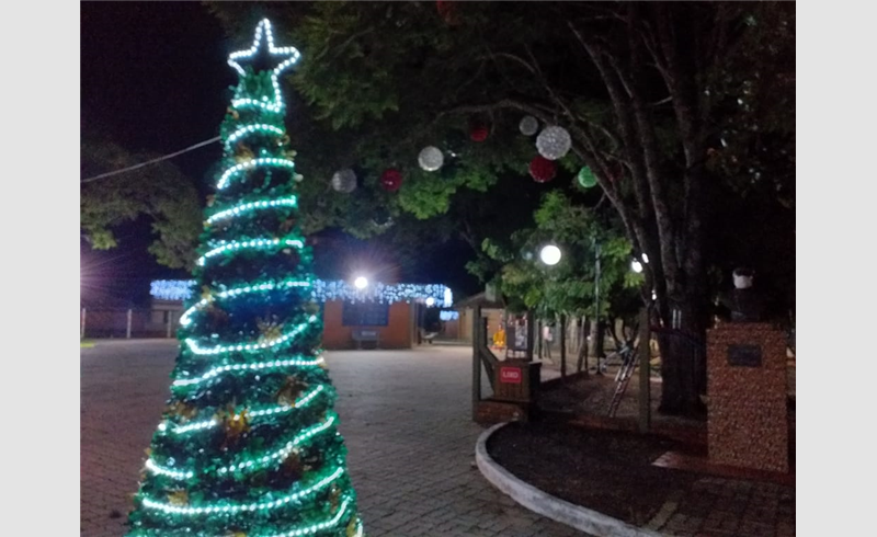 Enfeites natalinos já estão sendo colocados nas ruas e praças de Restinga Sêca