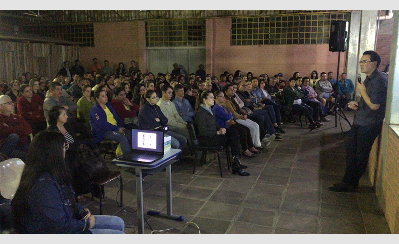 Médico infectologista realizou palestra sobre meningite na Escola Francisco Manoel