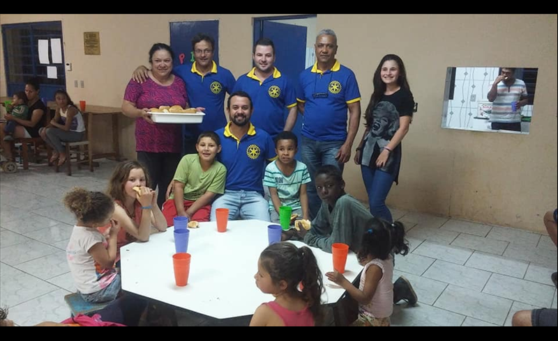 Rotary Club faz ação beneficente na Vila Felin