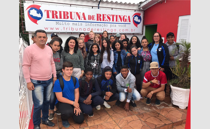 Alunos integrantes do "Jornal da D.F." visitam a sede do Tribuna