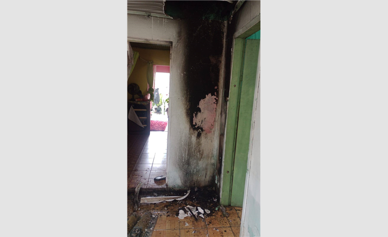 Bombeiros combatem incêndio em residência no bairro Pelizário, em Restinga Sêca