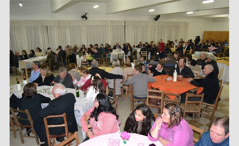 Jantar beneficente  da Apae contou com mais de 200 pessoas