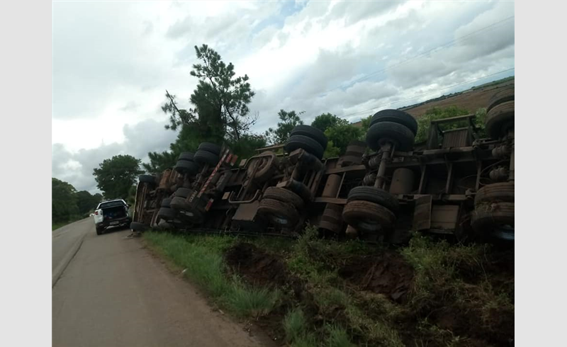 Carreta bitrem com placas de Restinga Sêca tomba em Júlio de Castilhos