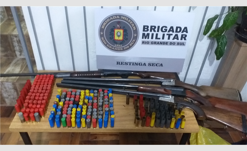 Brigada Militar apreende armas sem registro e caça na estrada do Faxinalzinho, na Vila Félin, em Restinga Sêca