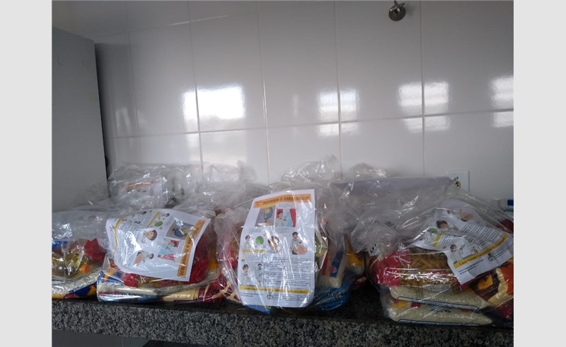 Alunos da rede municipal recebem kits de alimentação
