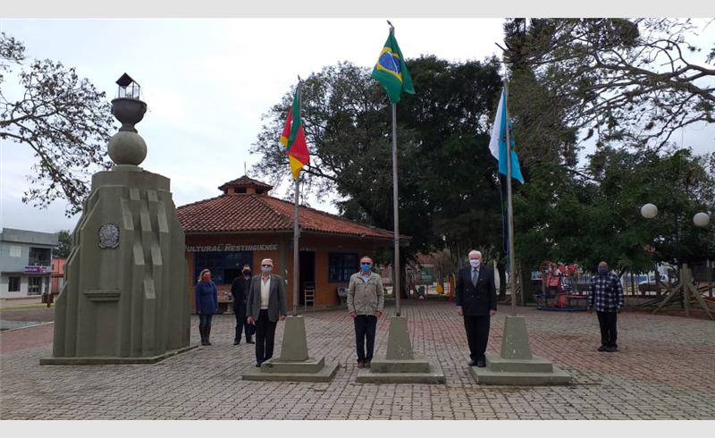 Sete de Setembro comemorado com hasteamento das bandeiras e lançamento de livro em Restinga Sêca