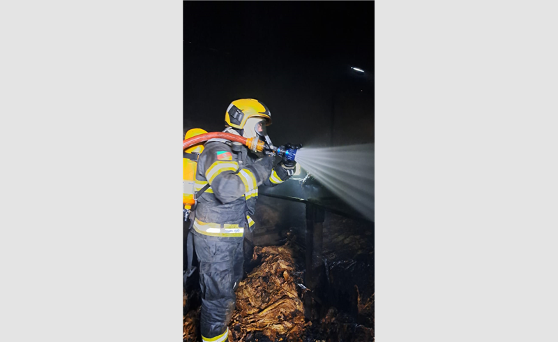 Bombeiros combatem incêndio em estufa de fumo em Restinga