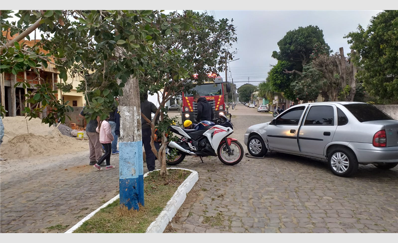 Acidente de trânsito envolveu carro e motocicleta na Av. Alberto Pasqualini 