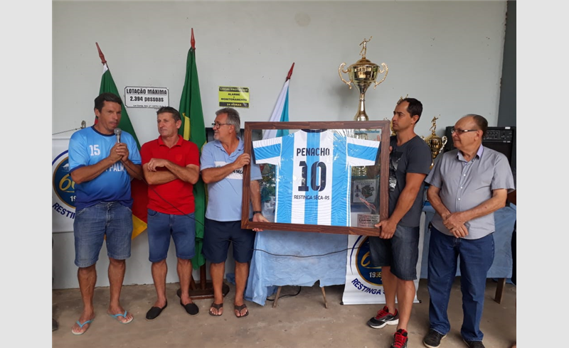 Jogador Penacho recebe homenagem da LIRF