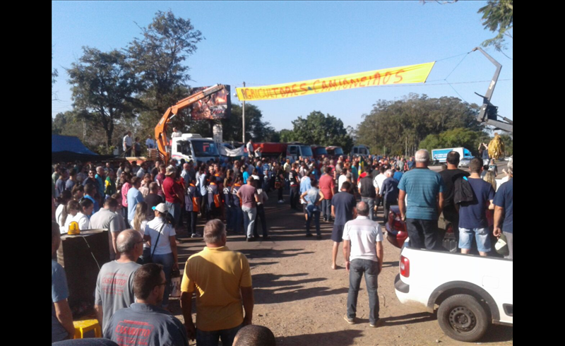 Manifestação dos caminhoneiros ganha apoio do comércio restinguense