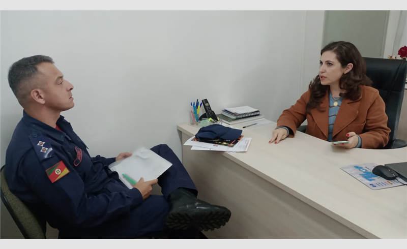 Comandante dos Bombeiros visita a secretária de Educação de Nova Palma