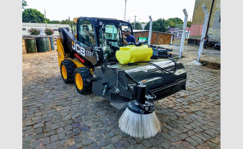 Equipe da Secretaria de Obras recebe treinamento de nova máquina