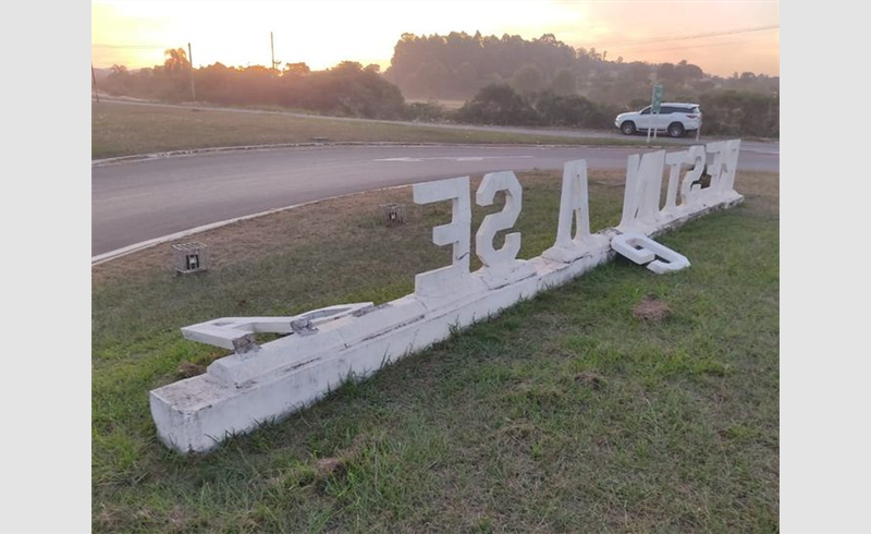 Novo vandalismo no letreiro do trevo de acesso a Restinga Sêca pela RSC-287