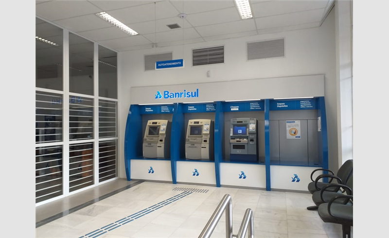 Queda de energia elétrica deixou indisponíveis máquinas no banco Banrisul no sábado