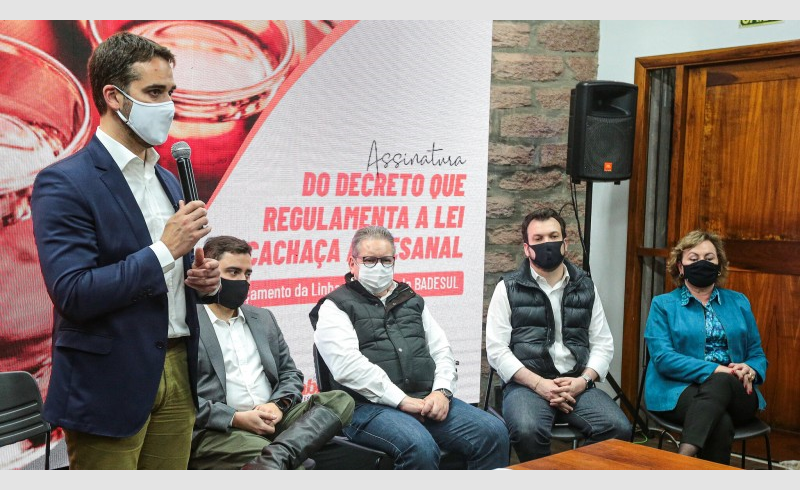 Governador assina regulamentação dos selos para produção e revenda da cachaça artesanal gaúcha