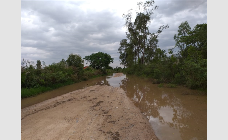 Ônibus retorna após chegar a trecho alagado do desvio da Estrada do Lagoão