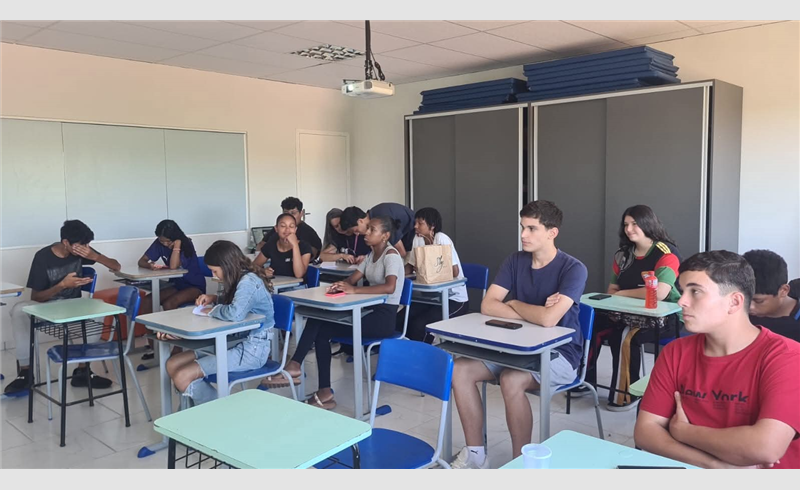 Programa Partiu Futuro Reconstrução realiza entrega de vale-alimentação a jovens participantes