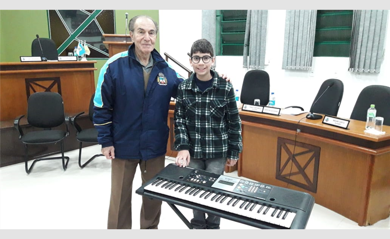 Plenário recebe apresentação de aluno da Escola Santanense de Música