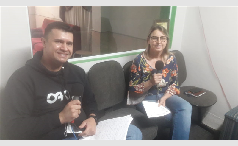 Secretária de Saúde de Restinga Sêca e enfermeiro concedem entrevista sobre as ações municipais do Novembro Azul