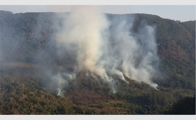 Bombeiros de Restinga Sêca e Bombeiros Voluntários de Agudo atendem incêndio de grandes proporções em Agudo