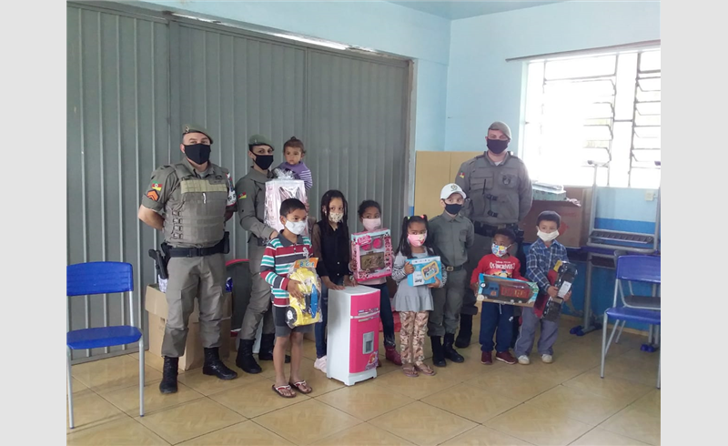 Campanha solidária “Ação Criança Feliz” da BM entrega brinquedos e máscaras para duas escolas em Restinga Sêca