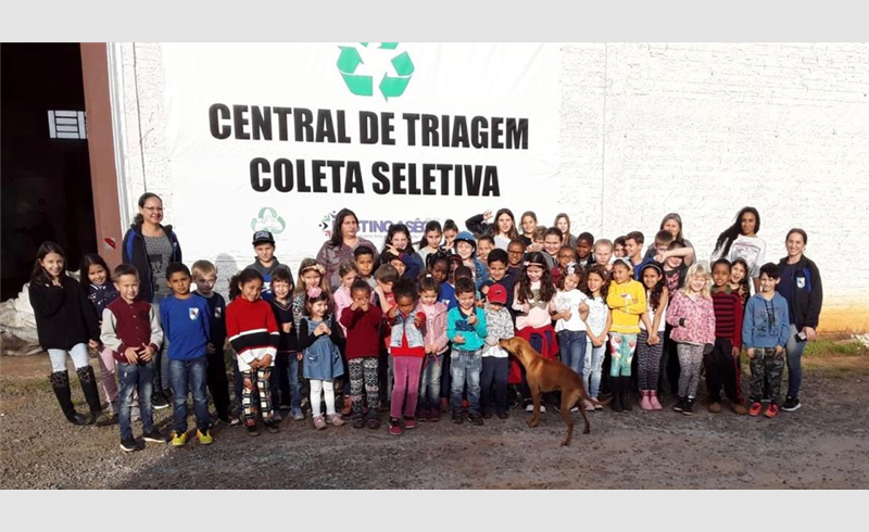 Alunos da Escola Deziderio Fuzer visitam a Central de Triagem da Coleta Seletiva