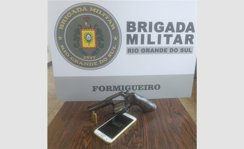 BM apreende adolescente por porte ilegal de arma e prende homem em Formigueiro