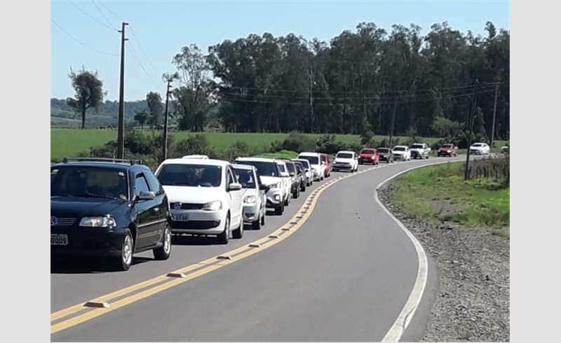 Procissão carreata em homenagem a N.S. Aparecida em Restinga Sêca reuniu mais de 200 veículos 