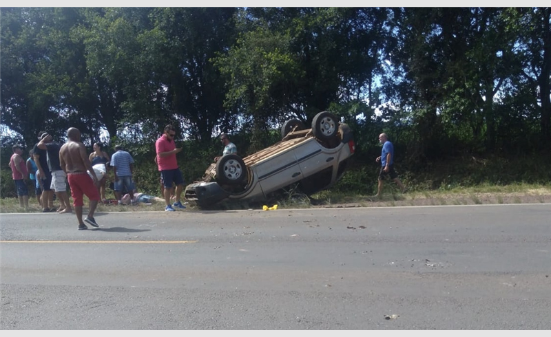 Motorista perde o controle e capota na RSC-287