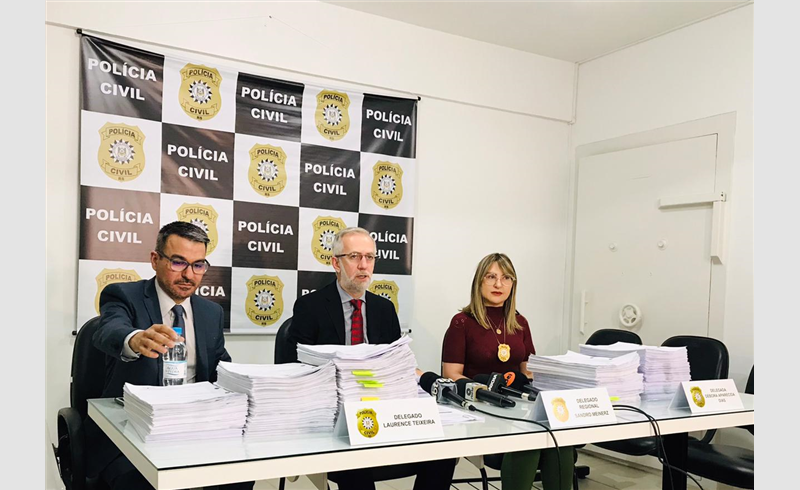 Polícia Civil indiciou 17 pessoas, dentre ex-servidores públicos, empresários, ex-secretários e ex-prefeitos do Município de Agudo/RS.