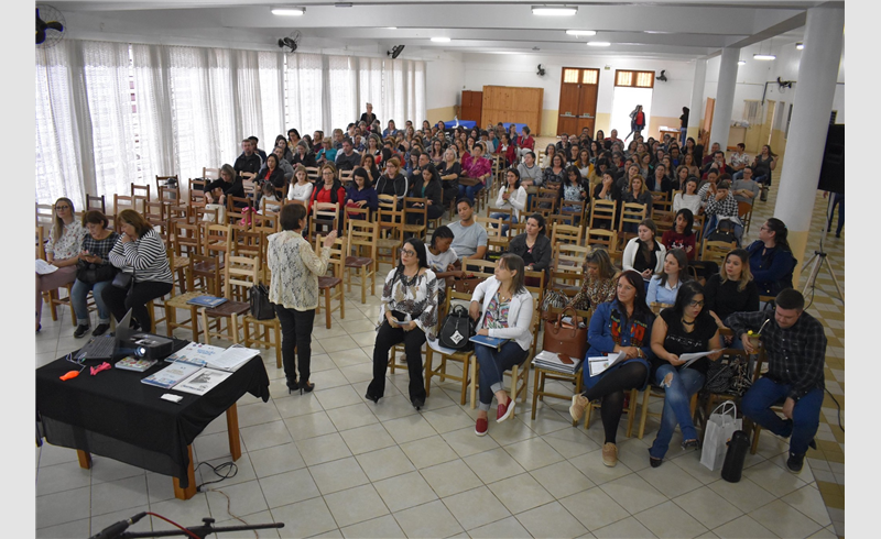 Professores restinguenses discutem implementação da Base Comum Curricular