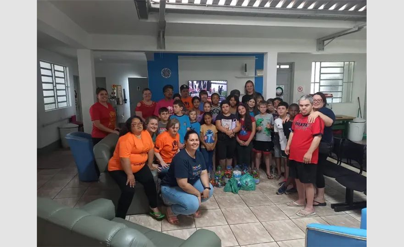 Estudantes da Escola Dezidério Fuzer realizam ação em visita a APAE em Restinga Sêca  