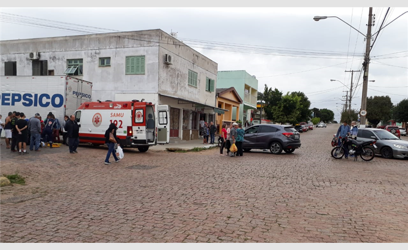 Acidente de trânsito deixa motociclista ferido na Av. Júlio de Castilhos