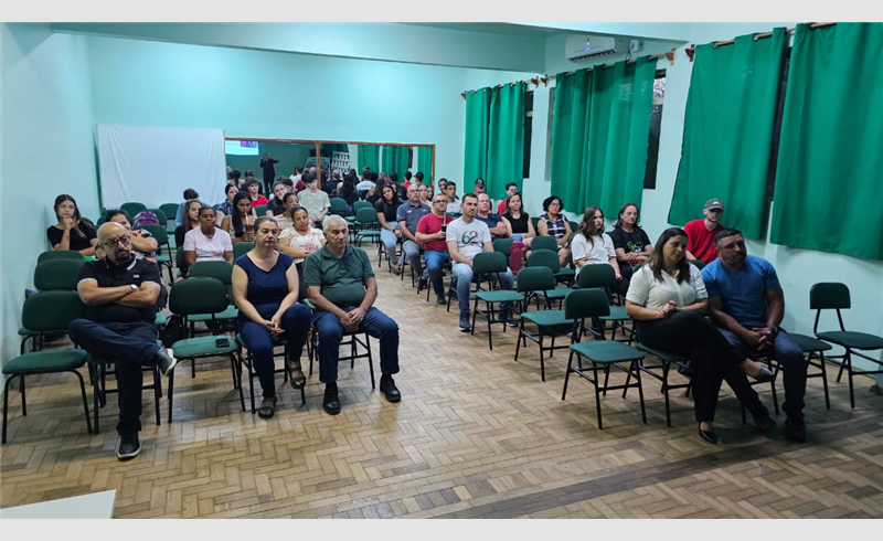 Policia Civil realiza palestra sobre violência doméstica e feminicídio em Formigueiro.