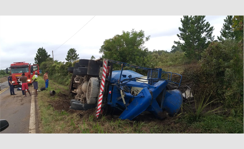 Caminhão betoneira tomba na ERS-149 em Restinga Sêca