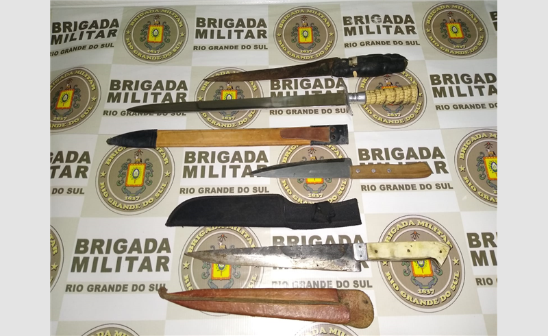 Brigada Militar apreende facas que seriam usadas em briga generalizada