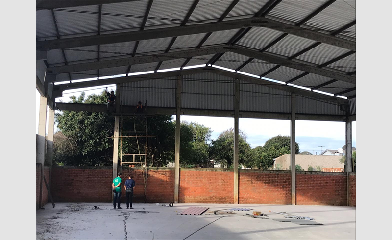 Obra da Érico: oitões são instalados na quadra poliesportiva