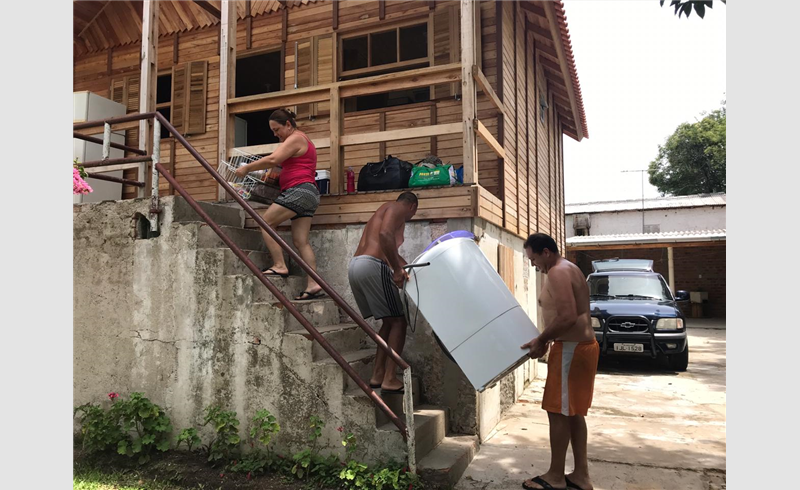 Tunas:  moradores erguem móveis para escapar da enchente