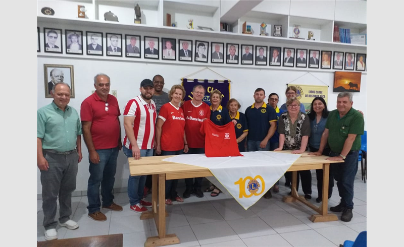 Lions Clube de Restinga Sêca recebe camiseta autografada pelos jogadores do Internacional de Porto Alegre 