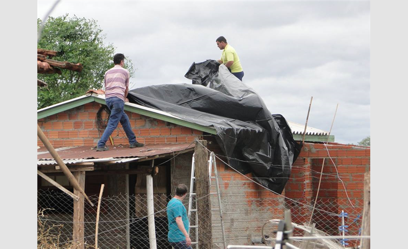 Prefeitura distribuiu cerca de 300 metros de lona para atingidos por temporal