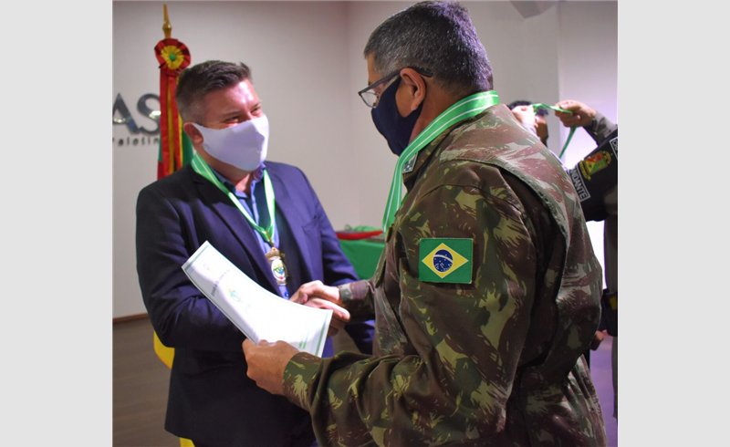 Prefeito de Restinga Sêca recebe comenda do Comando Ambiental da Brigada Militar 