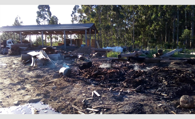 Bombeiros de Restinga Sêca atenderam ocorrência de incêndio em madeireira na cidade de Formigueiro