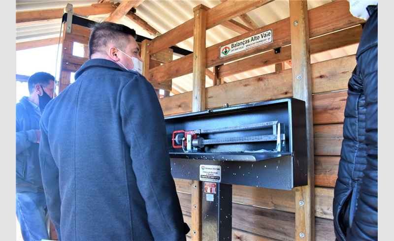 Município entrega balança de pesagem de gado para comunidade do Passo da Serraria