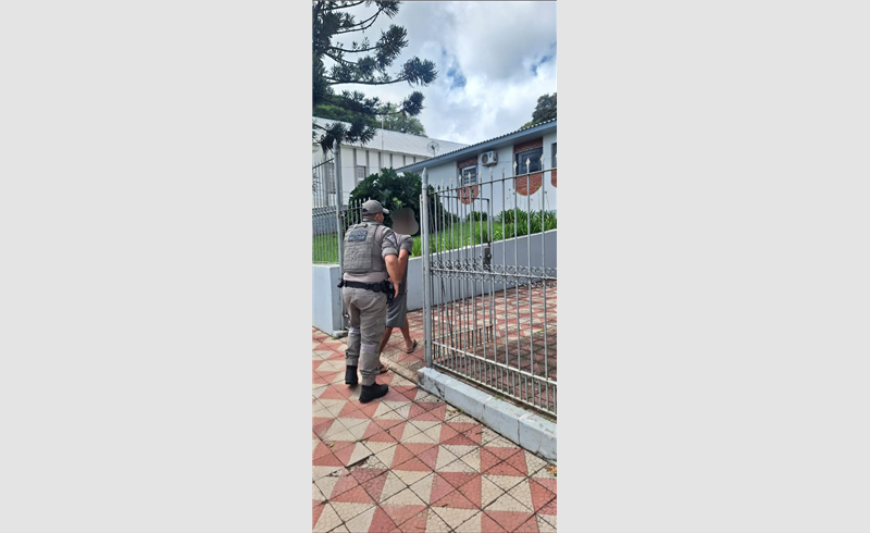 Brigada Militar prende homem com mandando de prisão em Restinga Sêca. 