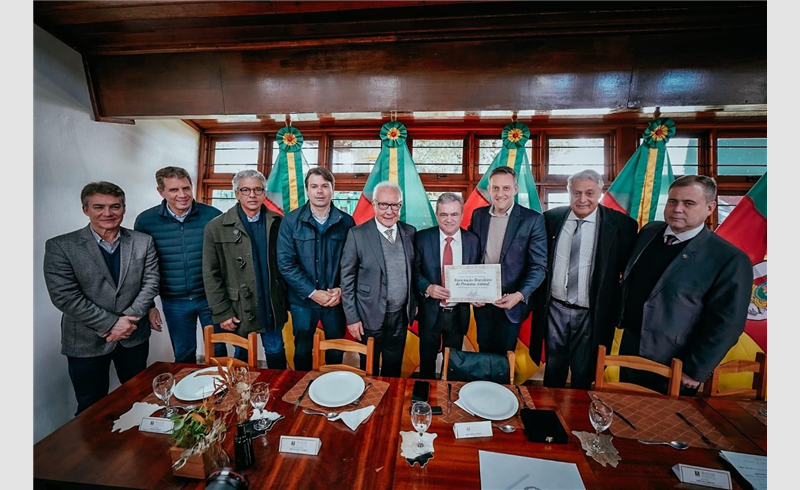 Presidente da ALRS homenageia a ABPA durante a Expointer 2024