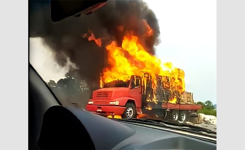 Caminhão pega fogo e deixa trânsito bloqueado no RSC 287 em Restinga Sêca