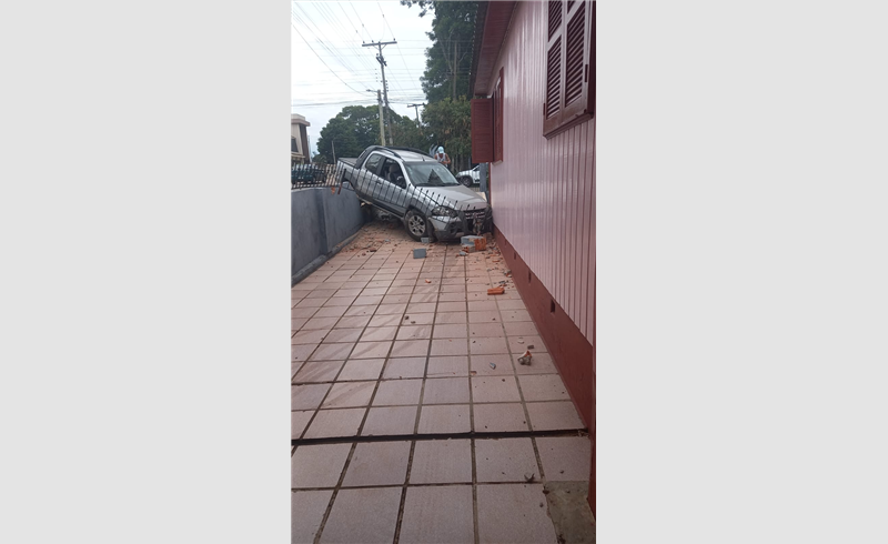 Carro perde controle e invade área de uma casa em Restinga Sêca 