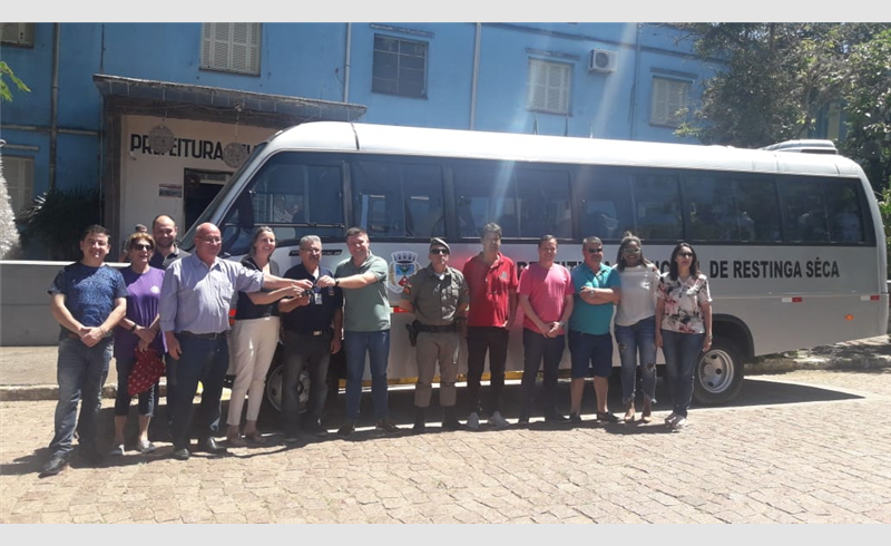 Secretaria de Saúde recebe novo micro-ônibus para transporte de passageiros